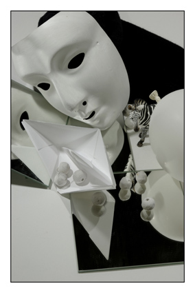masque blanc, yeux noirs, bateau blanc, ballon et zebre, photographie, ducruet